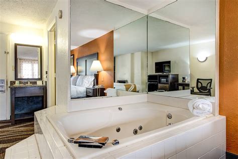 hotel suites jacuzzi|More.